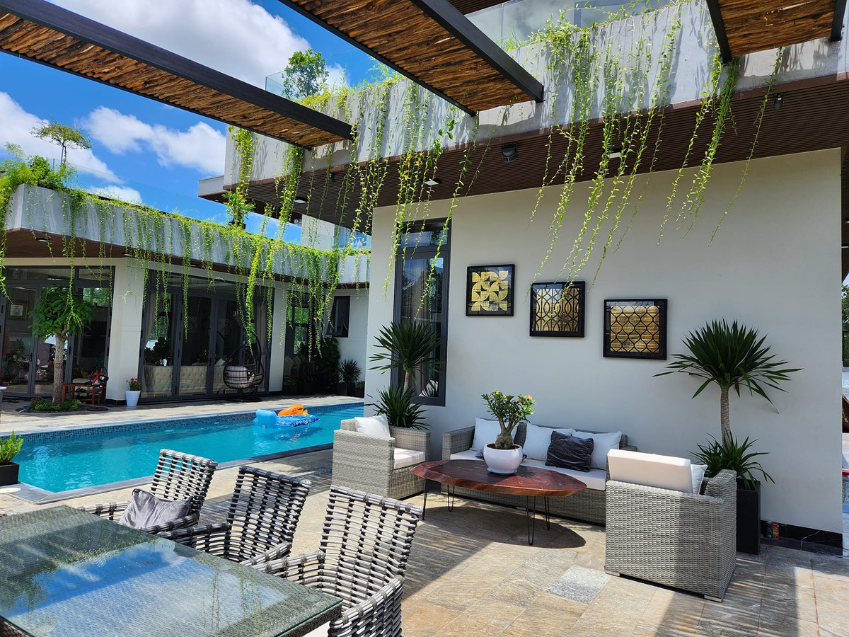 Các con của Quách Thành Danh rất thích bơi, mỗi ngày xuống bể bơi 3 lần. Ảnh: FBNV