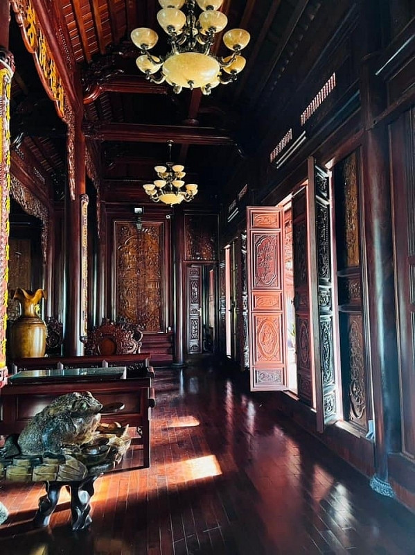 Hầu hết đồ gỗ nội thất được điêu khắc nguyên khối. Ảnh: Facebook