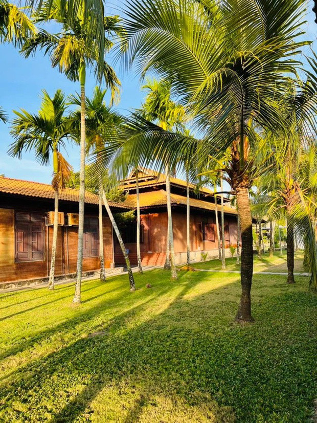 Khuôn viên rộng đi mỏi chân chưa hết. Ảnh: Facebook