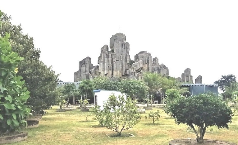 Một điểm nhấn trong căn biệt phủ 200 tỷ là có ngọn núi nhân tạo cao khoảng 25 m nằm ở phía sau, vừa là nơi nuôi chim yến vừa tạo nên khung cảnh hùng vĩ. Ảnh: Dân trí