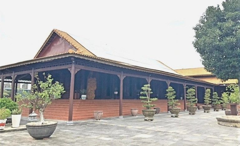 Không gian sử dụng căn biệt phủ gồm: gian nhà chính, (2 phòng ngủ, 1 phòng thờ, 1 phòng khách), 2 gian nhà phụ tách biệt bao gồm 2 phòng ngủ, bếp, phòng ăn, các nhà vệ sinh và phòng khách kết nối giữa 2 gian. Ảnh: Dân trí