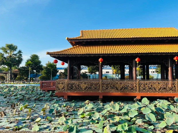 Bên trong khuôn viên biệt phủ có nhiều gian nhà thủy tạ bằng gỗ và bê tông, ao sen rộng. Ảnh: Facebook
