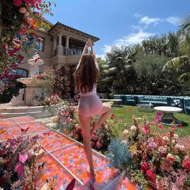 Một góc biệt thự của Mimi Morris nhìn từ sân vườn cũng đủ thấy độ xa hoa như thế nào.