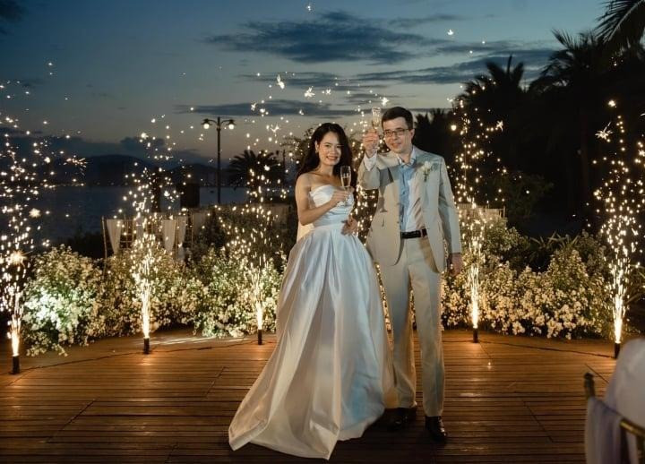 Tuệ Lâm xinh đẹp rạng ngời trong ngày cưới. Ảnh: Phunuso