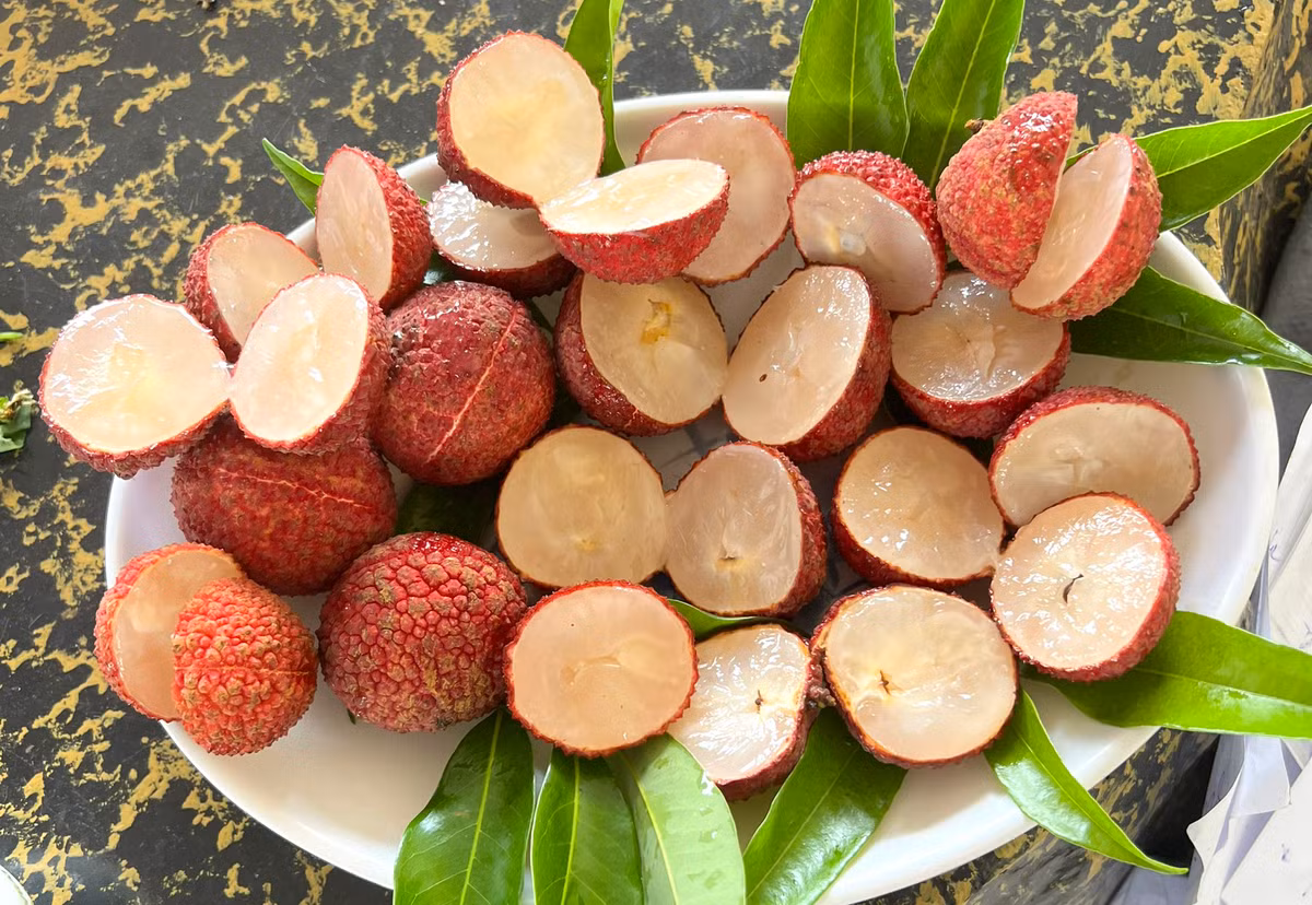 Vào chính vụ, vải thiều được bày bán dọc các tuyến phố Hà Nội với giá từ 15.000 đồng/kg. Trong khi đó, vải thiều không hạt trồng tại Ngọc Lặc (Thanh Hóa) có giá 250.000 đồng/kg tại thị trường trong nước. Ảnh: Baophunu