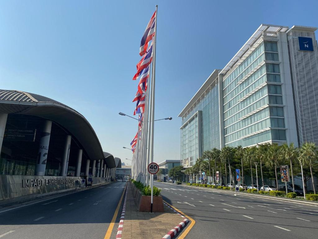 Khách sạn Novotel Bangkok Impact thuộc khu phức hợp hội nghị, triển lãm và giải trí Impact, cách trung tâm thủ đô Bangkok khoảng 20 phút đi xe.