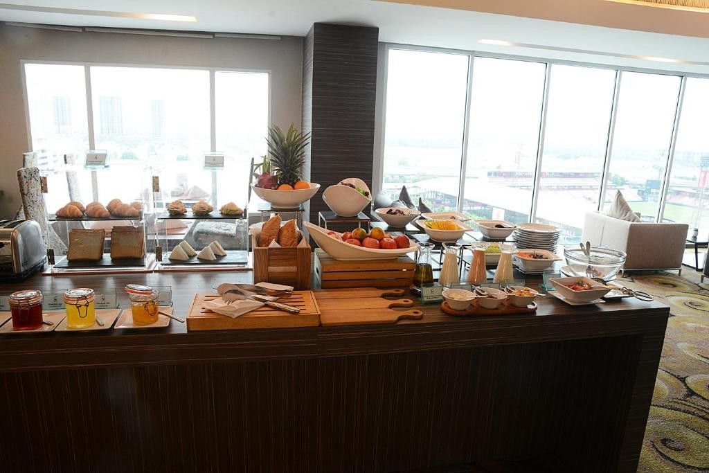 Nhà hàng trong khách sạn phục vụ tất cả các bữa ăn và cung cấp tiệc buffet với ẩm thực Thái Lan cùng các món ăn phương Tây.