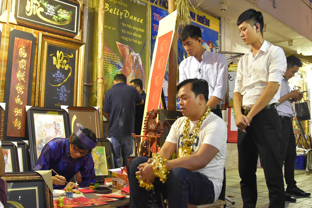 Trong đó, dây chuyền nặng hơn 6kg, 4 chiếc nhẫn mỗi chiếc khoảng 1/2kg, 2 vòng vàng đeo tay hơn 3kg... Ảnh: Vietnamnet