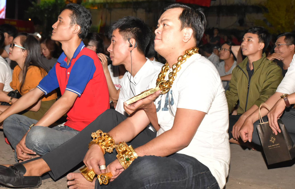 Năm 2019, Phúc XO cũng đeo rất nhiều vàng trên người hào hứng xuống đường cổ vũ đội tuyển Việt Nam trong khuôn khổi Asian Cup 2019. Ảnh: Vietnamnet