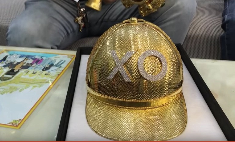 Chiếc mũ bằng được thiết kê riêng, đính 260 viên kim cương, mỗi viên có giá 1,2 triệu để tạo thành chữ "XO", đồng thời sử dụng 53 lượng vàng. Ảnh: FBNV