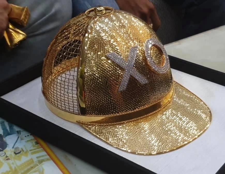 Ước tính, tổng chi phí để hoàn thiện chiếc mũ vàng của Phúc XO trị giá 1,8 tỷ đồng. Ảnh: FBNV