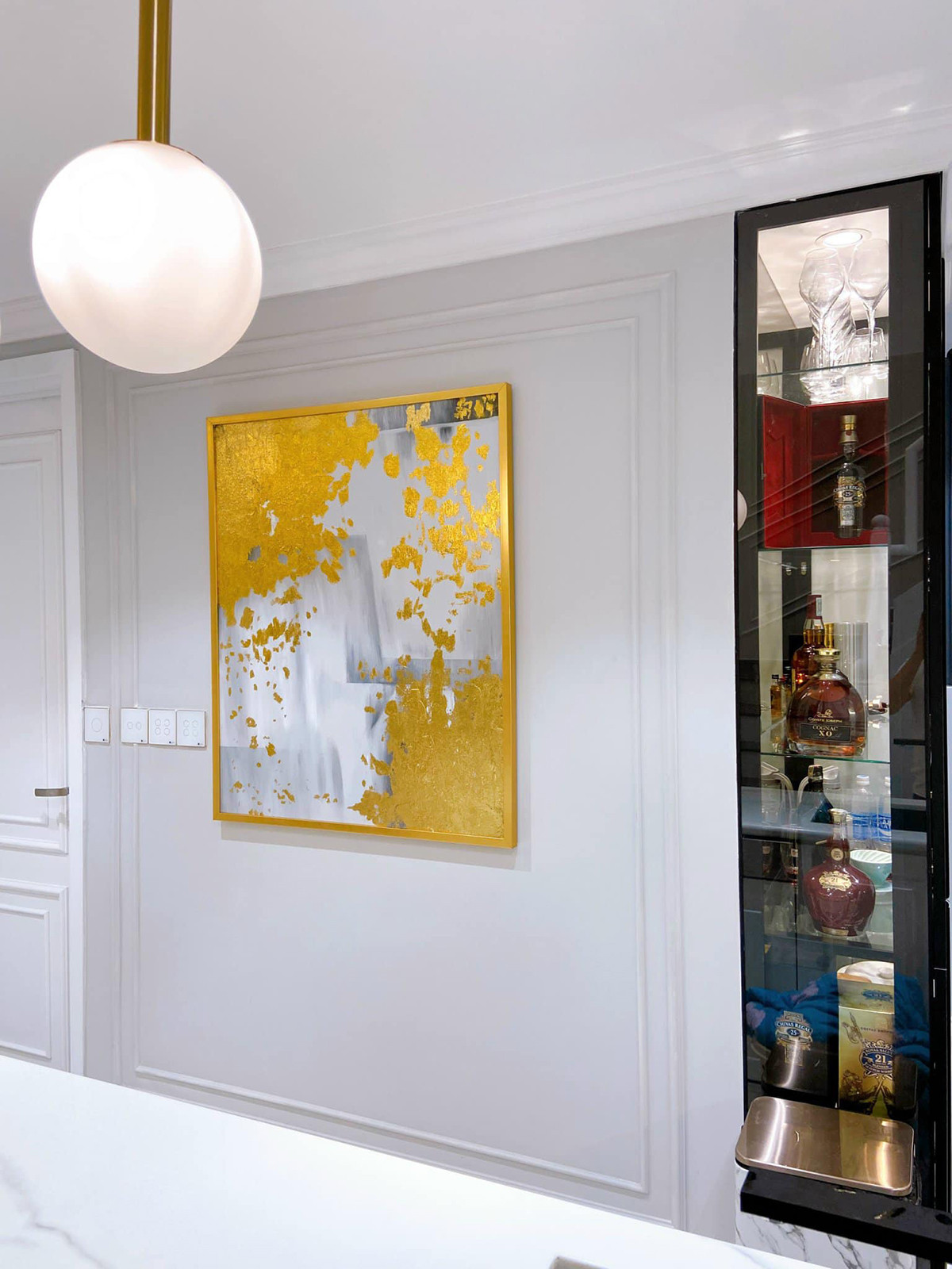 Vũ Văn Thanh còn dành một khoảng không gian bếp để đặt tủ rượu. Ảnh: Facebook Lê Phương Thảo