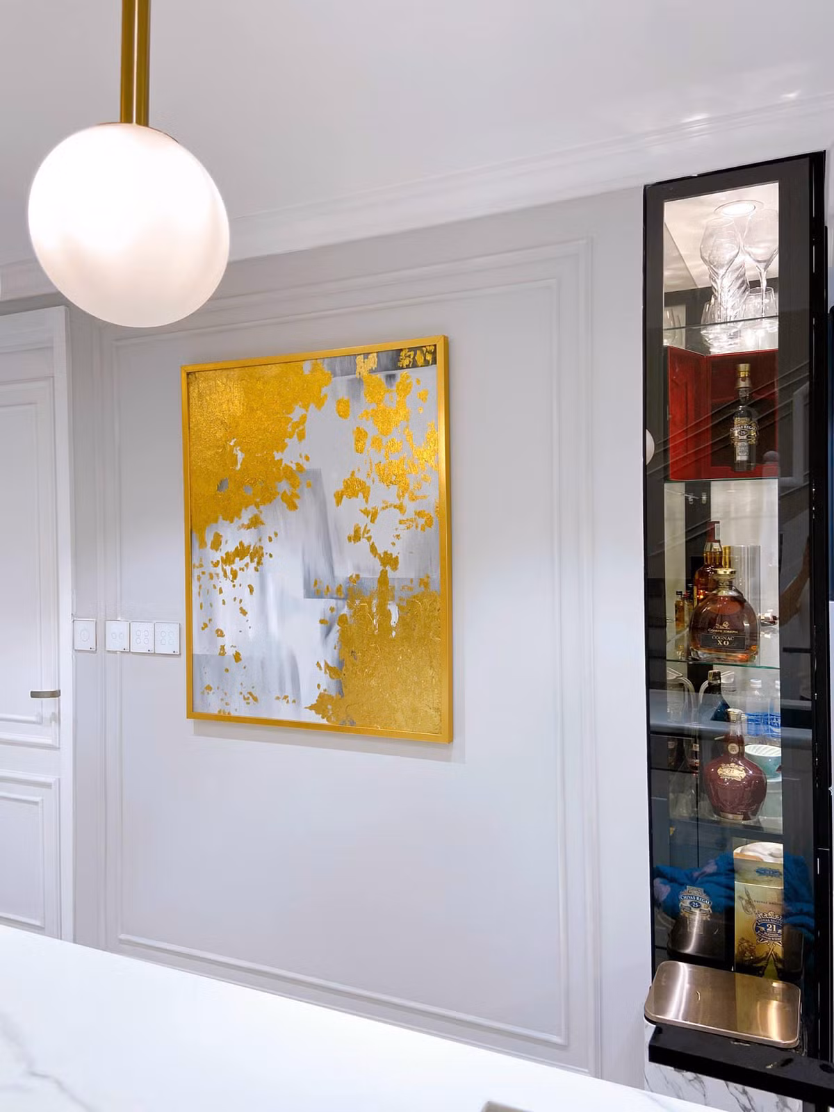 Vũ Văn Thanh còn dành một khoảng không gian bếp để đặt tủ rượu. Ảnh: Facebook Lê Phương Thảo