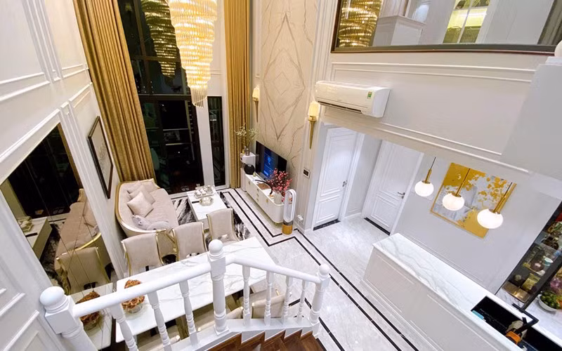 Đó là căn hộ thông tầng, có tông trắng chủ đạo, điểm xuyết thêm màu vàng và đen. Ảnh: Facebook Lê Phương Thảo