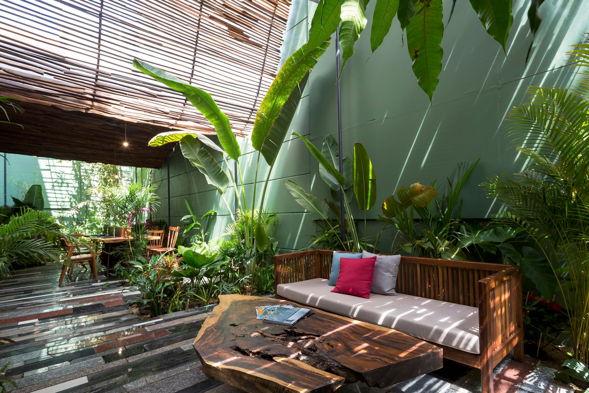 Các khu vực mái được nâng cao bằng các thanh gỗ dày mang đến không gian râm mát, kết hợp với cách bố trí nội thất tạo cảm giác cơi nới không gian trong nhà.