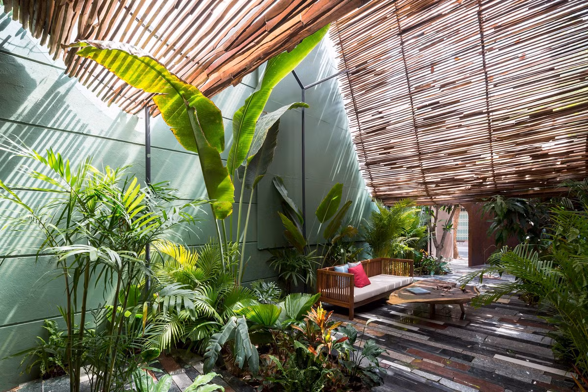 Thậm chí, công trình còn có khả năng mở rộng hoặc thu nhỏ (về chiều dài và chiều rộng) tùy theo khu đất và nhu cầu sử dụng bởi tính không giới hạn của kết cấu mái.