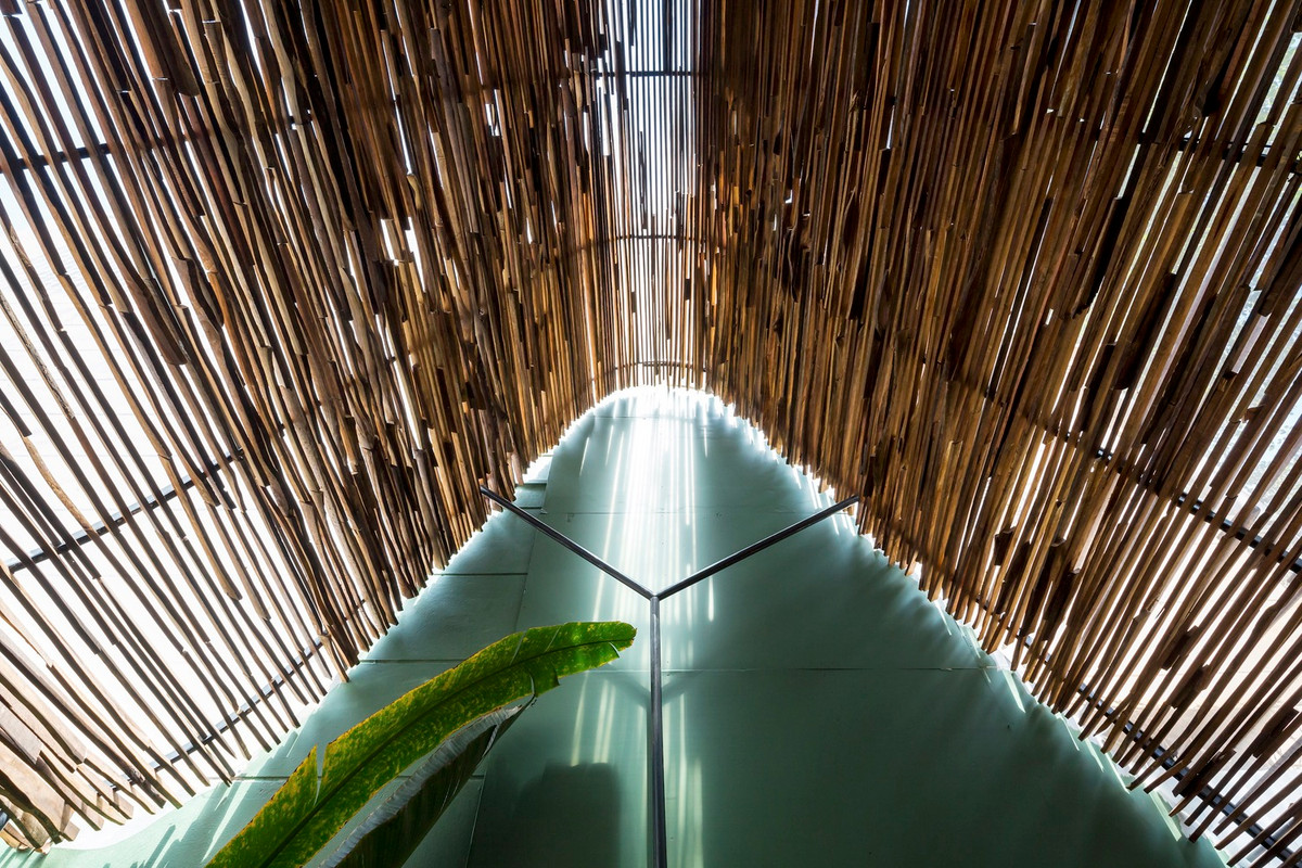 Sự thay đổi về mật độ cao độ và độ trong suốt tạo ra các vùng không gian khác nhau. Hệ thống mái là một kết cấu liên hoàn, được tạo thành từ những thanh gỗ dày mỏng đan vào nhau tùy theo nhu cầu ánh sáng của không gian bên dưới.