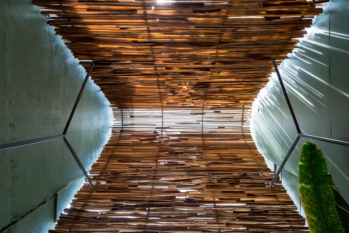 Nhờ sử dụng kết cấu nhẹ, riêng biệt với tường bên và các yếu tố liên kết mềm (dùng bu lông, đinh vít và không dùng vữa), tòa nhà văn phòng có thể được tháo rời và xây dựng lại ở vị trí khác.