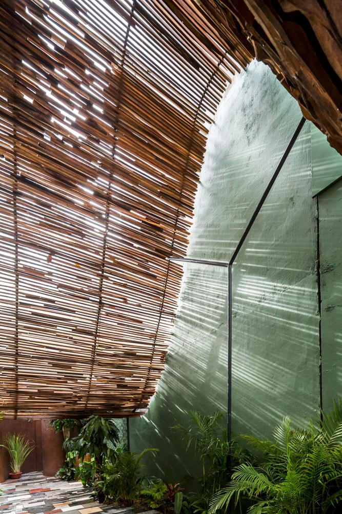 Các nan gỗ của mái che có thể thay thế, làm mới liên tục.