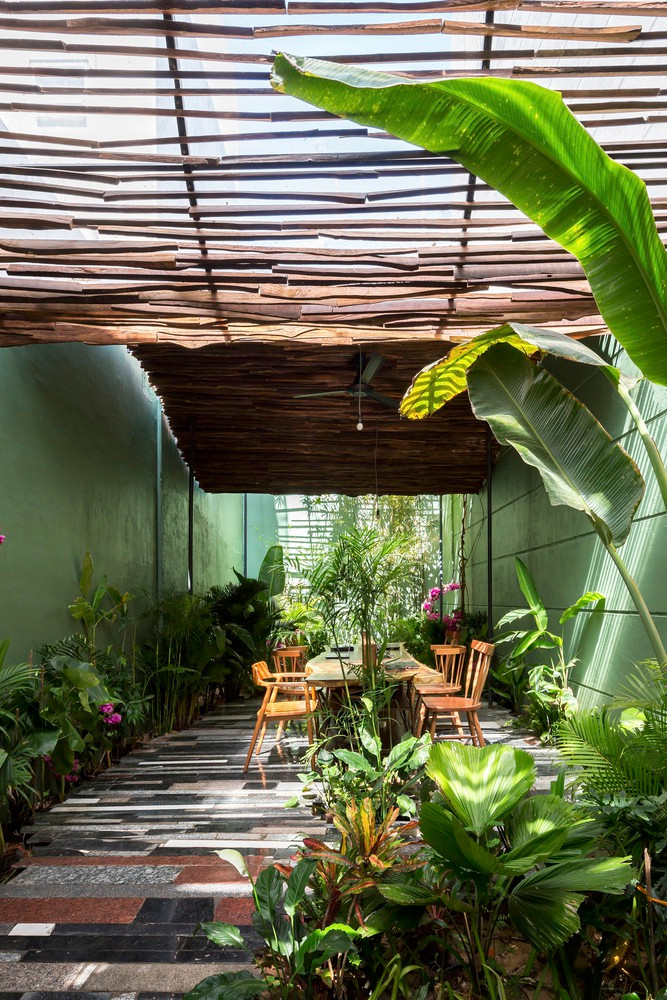 Có những khu vực mái gỗ được bố trí thưa thớt để ánh nắng xuyên qua, cây cối rậm rạp cho cảm giác như một khu vườn.