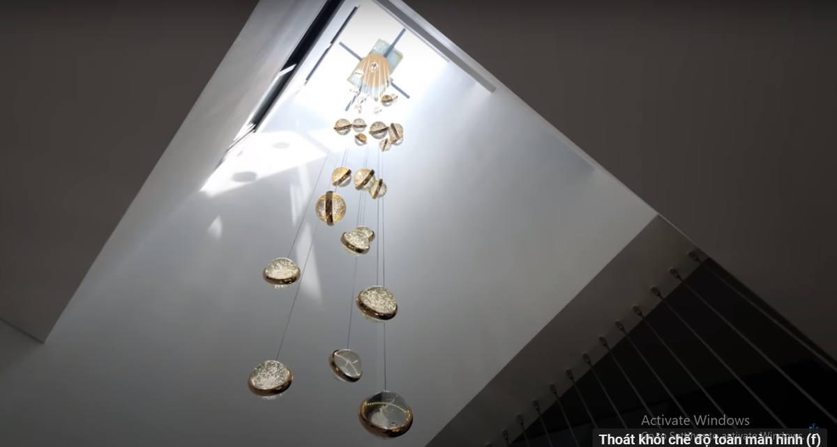 Giếng trời lấy ánh sáng và gió tự nhiên cho toàn bộ không gian bên trong.