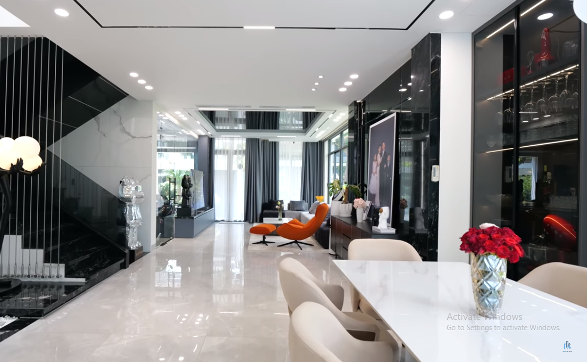 Tầng 1 của căn nhà là không gian phòng khách, phòng ăn, bếp và không gian sinh hoạt chung khác.