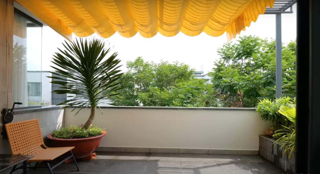 Trên tầng cao nhất của ngôi nhà là không gian tập gym, 2 khoảng sân để giặt phơi, thư giãn, 1 phòng ngủ cho khách và phòng giải trí của gia đình. Nguồn ảnh: chụp màn hình NhaF