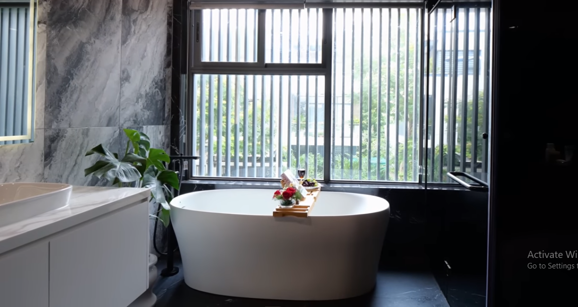 Phòng tắm sang trọng với nội thất hiện đại.