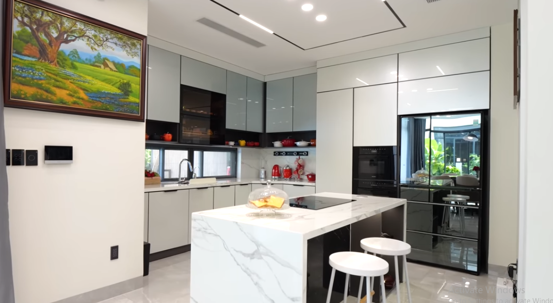 Khu bếp rộng rãi, có cửa sổ nhìn ra bể bơi.