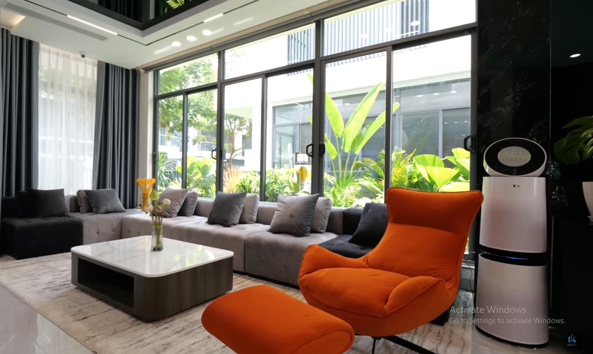 Khu vực tiếp khách thiết kế hiện đại, có nhiều cửa kính để nhìn ra khu vườn xanh mướt bên ngoài, mang đến cảm giác thư giãn.