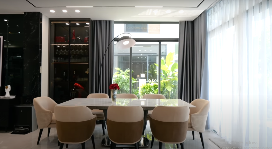 Bàn ăn thông minh có thể gấp gọn lại theo nhu cầu sử dụng của gia chủ.