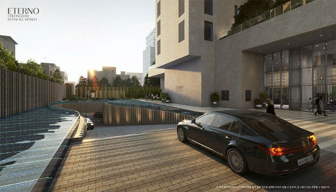 Phía trước biệt thự là hồ bơi lớn. Ảnh: Etoland