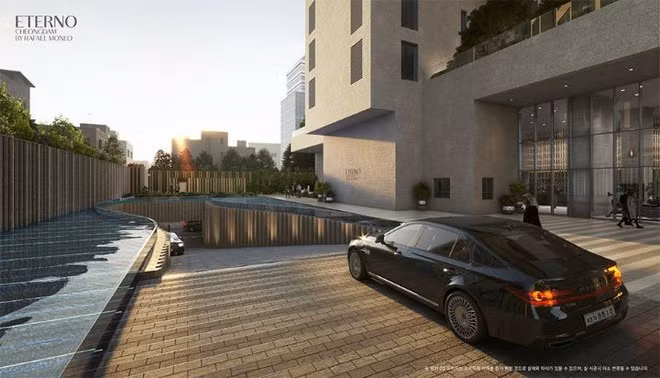 Phía trước biệt thự là hồ bơi lớn. Ảnh: Etoland