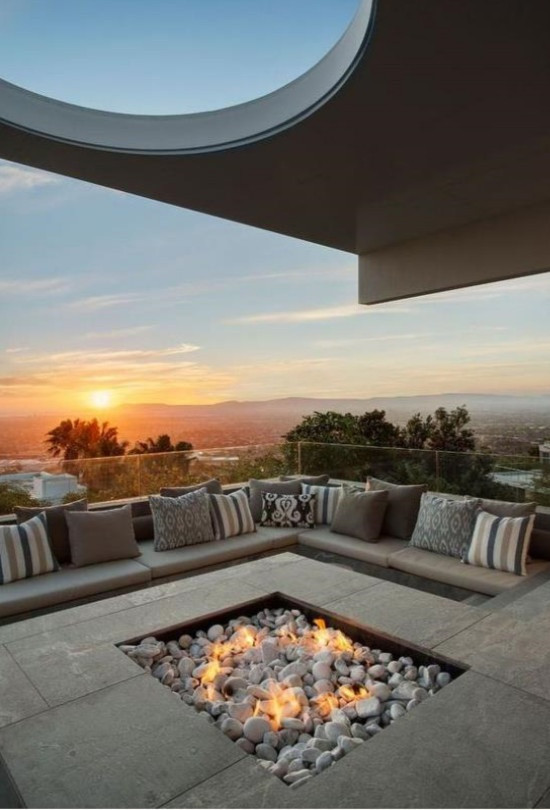 Từ đây, gia chủ có thể ngắm cảnh thành phố tuyệt đẹp. Ảnh: Etoland