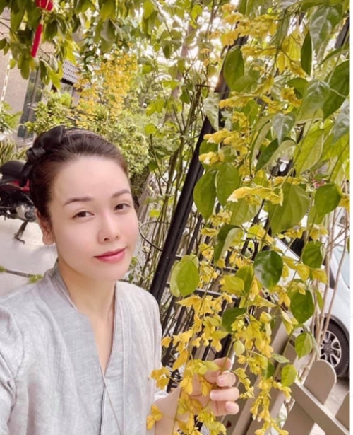 Nhật Kim Anh dành nhiều thời gian chăm sóc khu vườn như một cách thư giãn sau thời gian làm việc mệt mỏi.