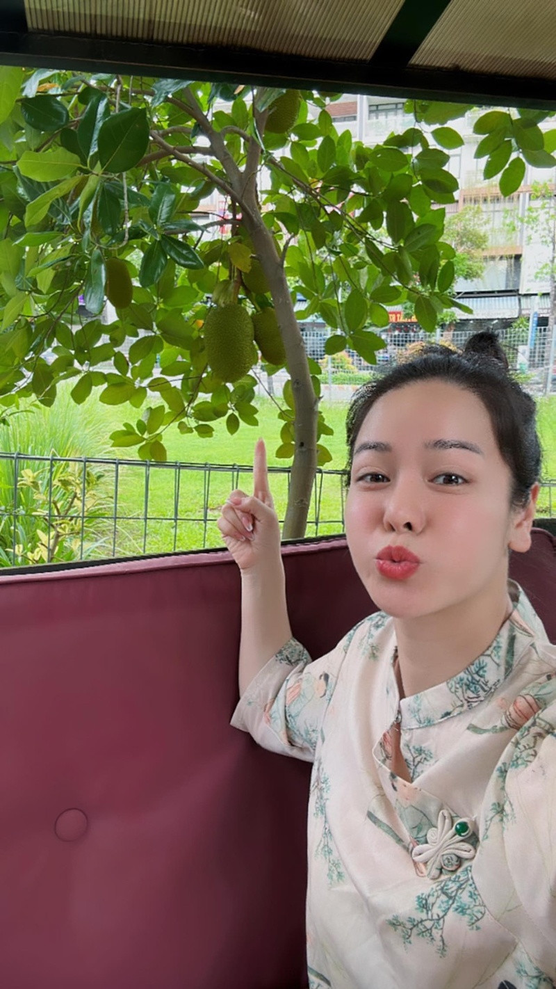 Bên trong biệt thự có khu vườn rộng lớn. Trên trang cá nhân, nữ diễn viên chia sẻ loạt cây trái trĩu quả trong vườn nhà khiến khán giả trầm trồ.