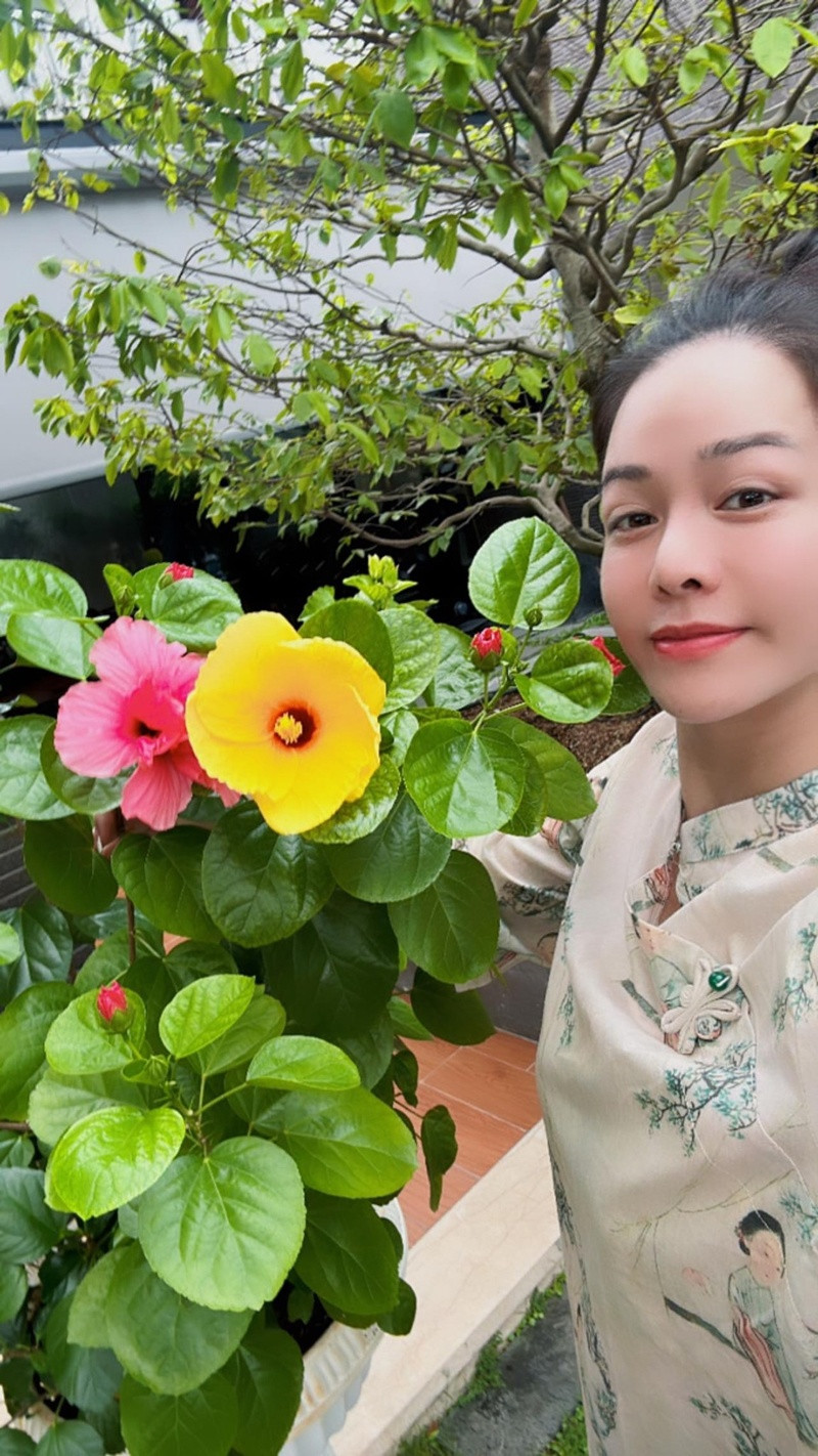 Ngoài cây trái, biệt thự của Nhật Kim Anh còn trồng đủ các loại hoa rực rỡ.