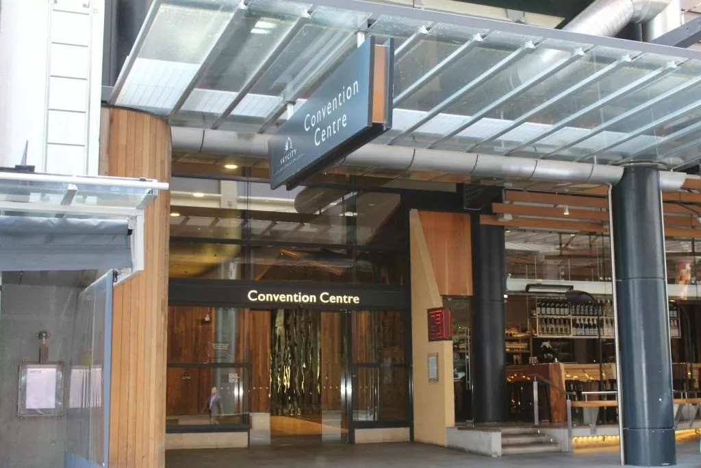 Khách sạn Rydges gồm 267 phòng, nằm ở vị trí trung tâm. Đội tuyển nữ Việt Nam chỉ mất khoảng 20 phút di chuyển bằng xe buýt để đến sân tập Fred Taylor Park.