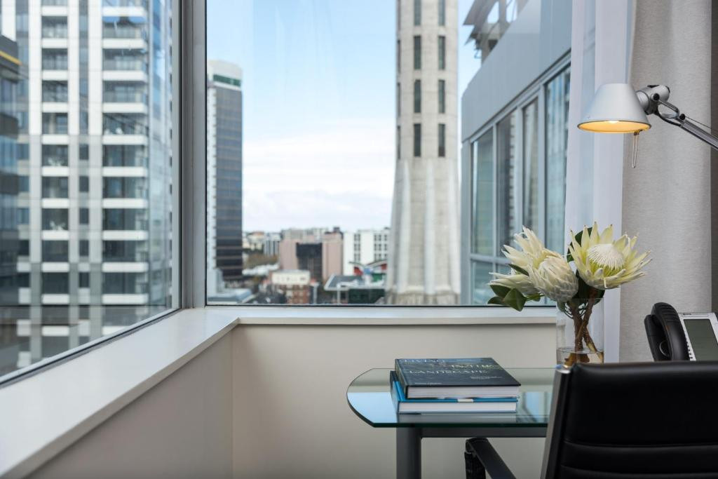 Nhiều phòng trong khách sạn có view nhìn ra Tháp Sky và cảng biển.