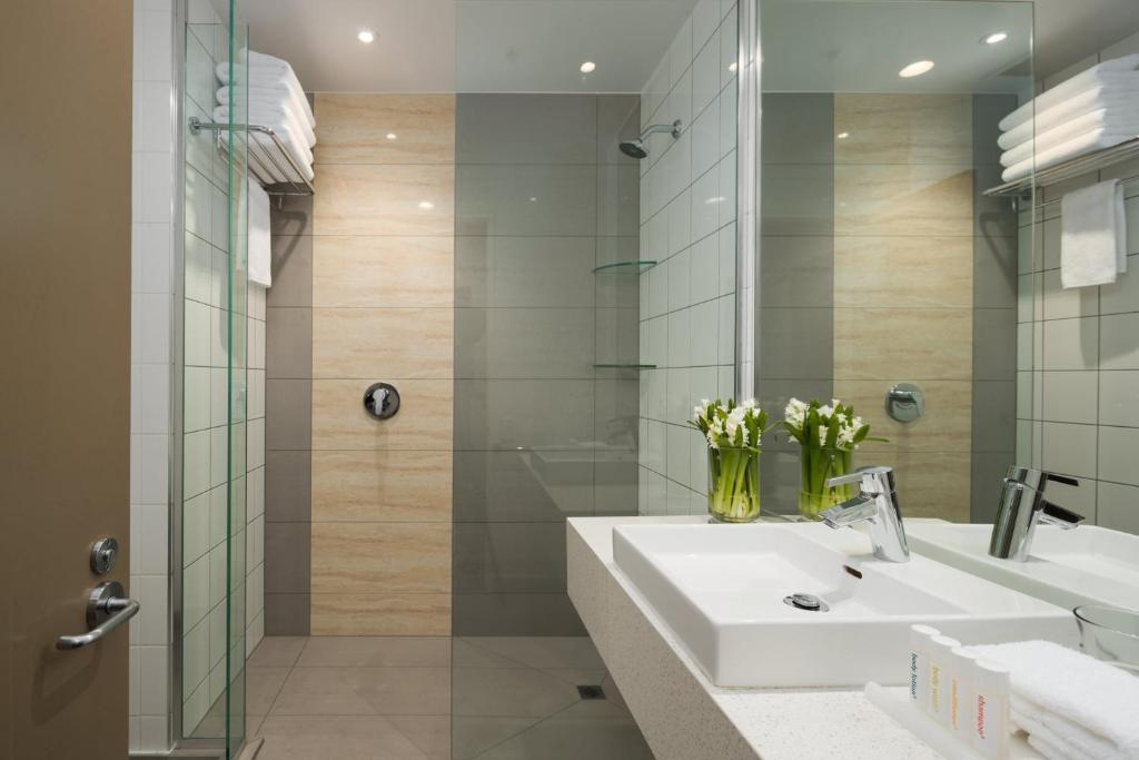 Phòng tắm sang trọng sử dụng gam màu trắng sáng chủ đạo.