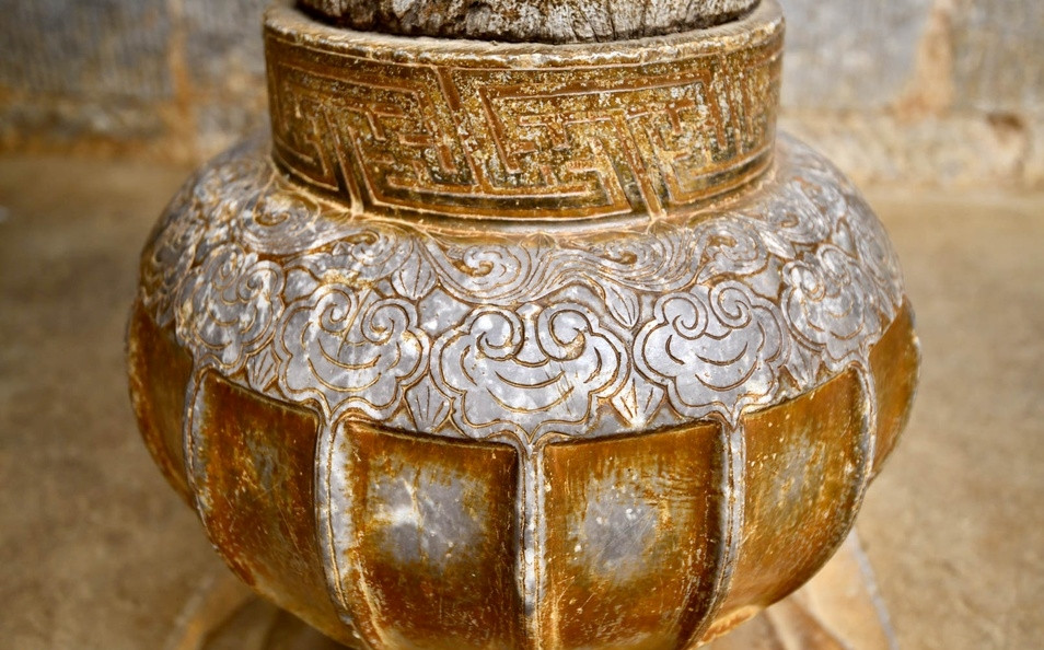 Chân cột đá có biểu tượng hoa anh túc trong dinh nhà Vương được mài với hơn 900 đồng bạc Đông Dương (tương đương với một tỷ đồng hiện nay). Ảnh: Zing