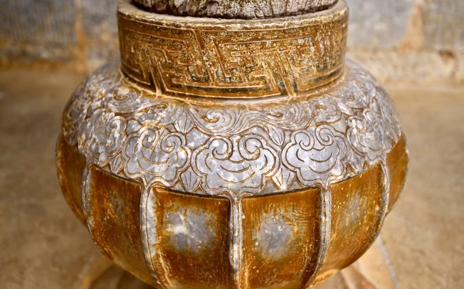 Chân cột đá có biểu tượng hoa anh túc trong dinh nhà Vương được mài với hơn 900 đồng bạc Đông Dương (tương đương với một tỷ đồng hiện nay). Ảnh: Zing