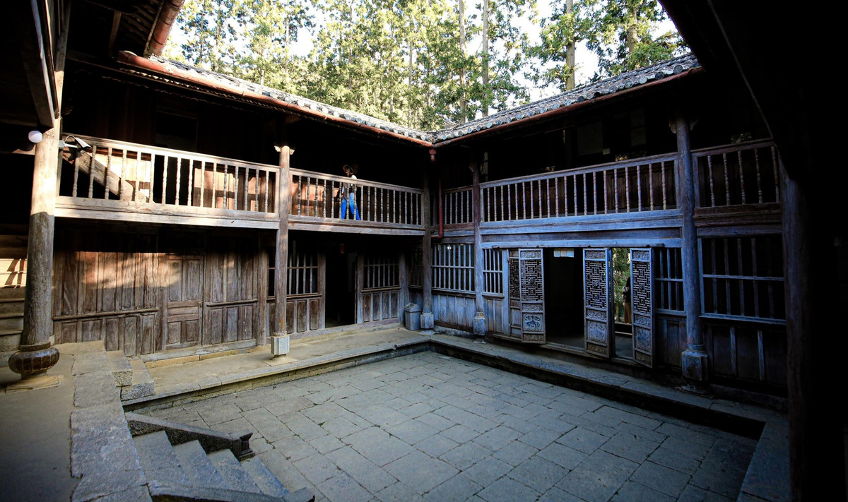 Giữa các dãy nhà gỗ 2 tầng khép kín là khoảng sân rộng. Ảnh: VTCNews