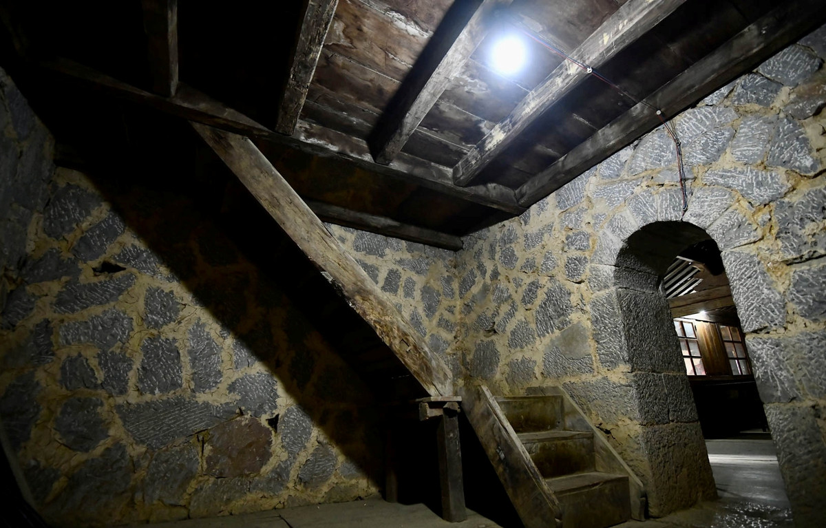 Dinh thự như một pháo đài kiên cố, các bức tường dày, được xây bằng đá xanh, ngói đất nung... Ảnh: Zing