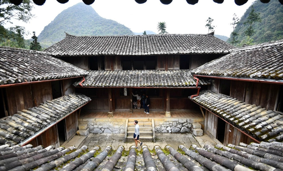 Dinh thự mô phỏng kiến trúc thành quách của nhà Thanh Trung Hoa, kết hợp với các hoa văn của người Mông và chọn lọc kiến trúc Pháp như các lò sưởi, lô cốt… Ảnh: Zing