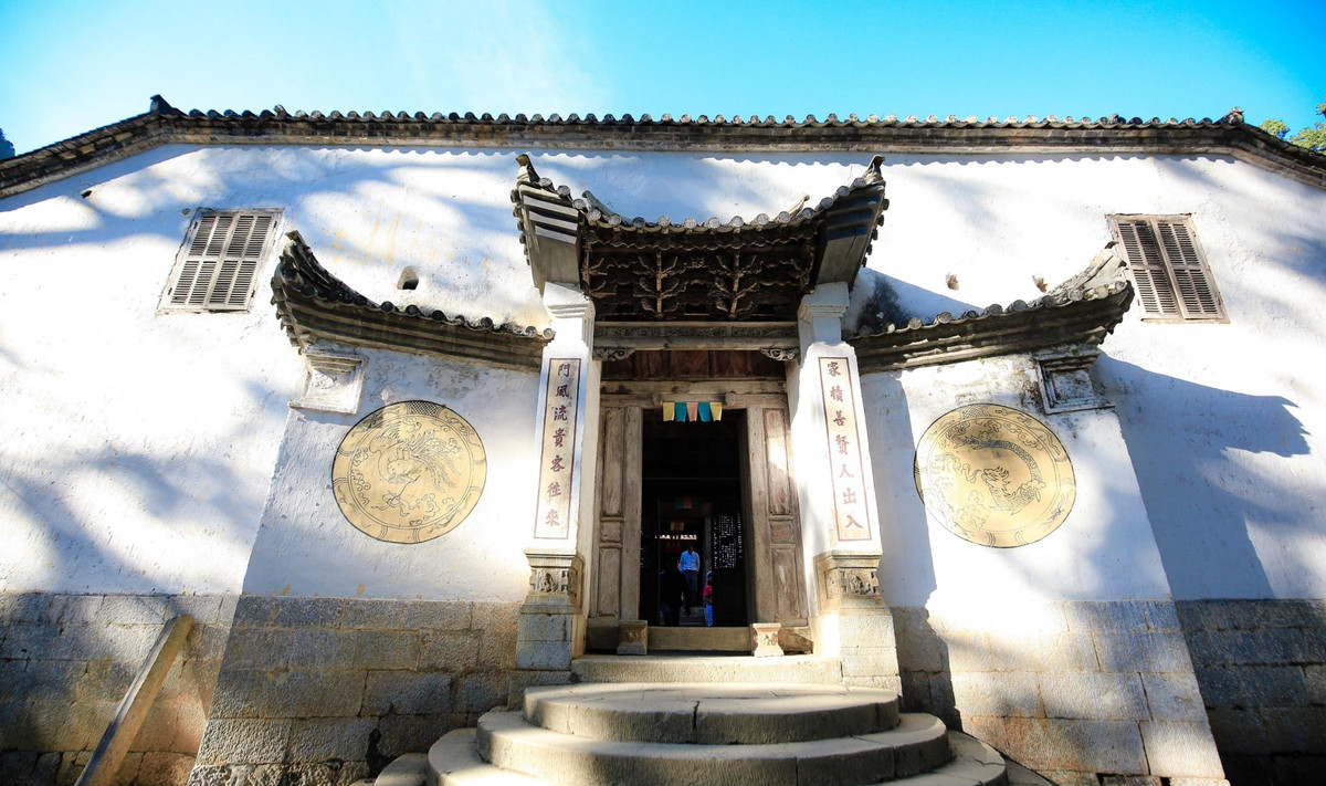 Cổng dinh thự làm hoàn toàn bằng những phiến đá hoa cương chạm khắc tinh xảo. Ảnh: VTCNews