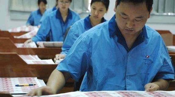 Quy trình sản xuất đồng nhân dân tệ của Trung Quốc trải qua 10 bước. Công đoạn đầu tiên là chọn giấy. Ảnh: Gizmochina