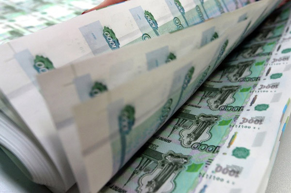 Tiền được in trên khổ giấy lớn, sau đó chuyển sang máy cắt để trở thành tờ tiền tiêu chuẩn. Ảnh: sputniknews