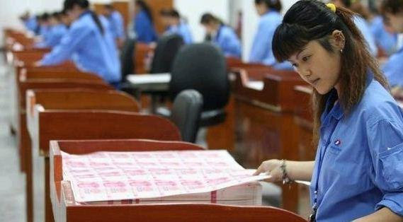 Sau khi in thành công, tiền sẽ phải qua khâu kiểm tra chất lượng. Dù là in lỗi cũng không được tự ý vứt bỏ mà phải có quy trình kiểm tra, xử lý theo quy định. Ảnh: Gizmochina