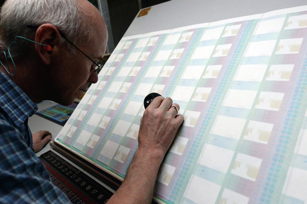 Các tờ giấy trắng được sử dụng để in tiền có công thức đặc biệt. Nhân viên nhà máy sẽ kiểm tra chất lượng cẩn thận sau mỗi công đoạn. Ảnh: sputniknews